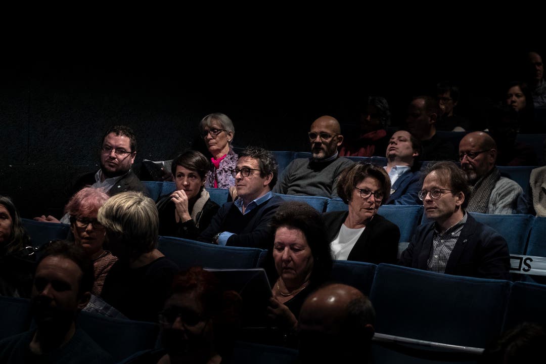 Die fünfköpfigen Stadtregierung von La Chaux-de-Fonds im Kino Canva Blue, wo der Dok-Film über ihre Arbeit gezeigt wird.