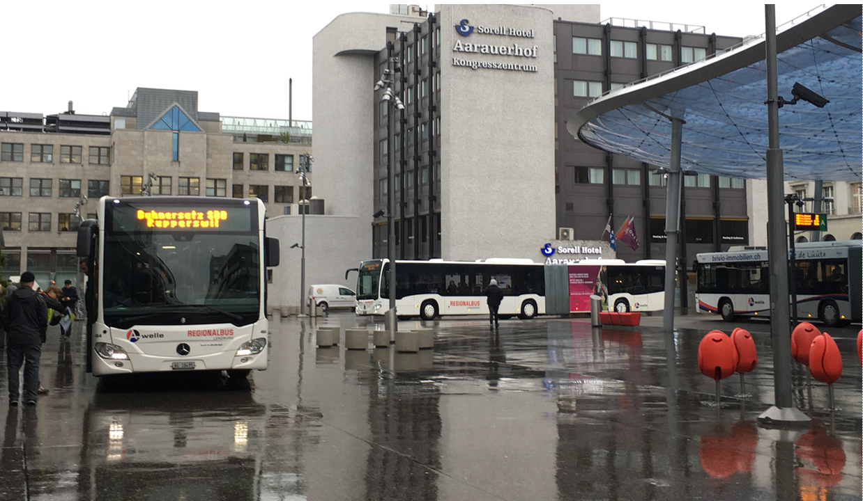 Am Bahnhof Aarau verkehren Ersatzbusse.