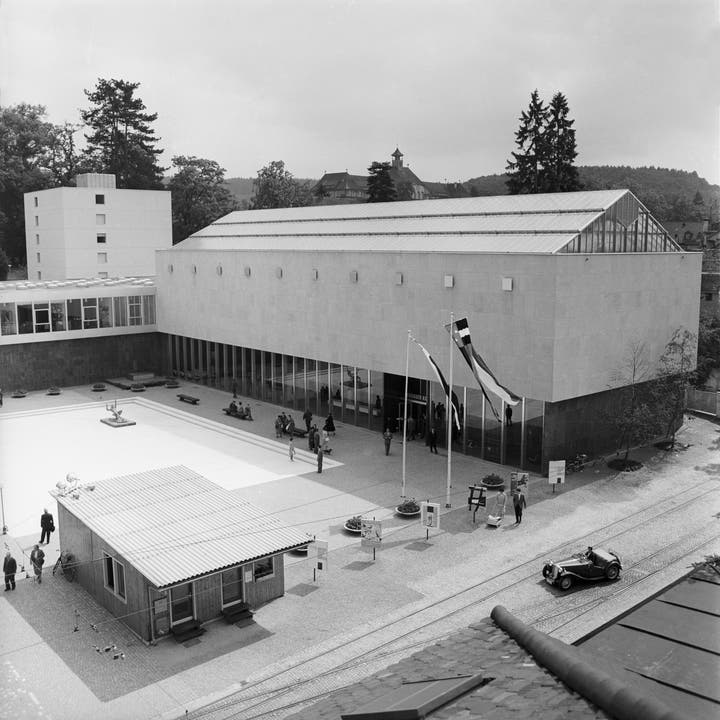 Das Aargauer Kunsthaus mit Kantonsbibliothek und Bücherturm im Hintergrund. Die monolithische Architektur erhielt in Fachkreisen viel Beifall.