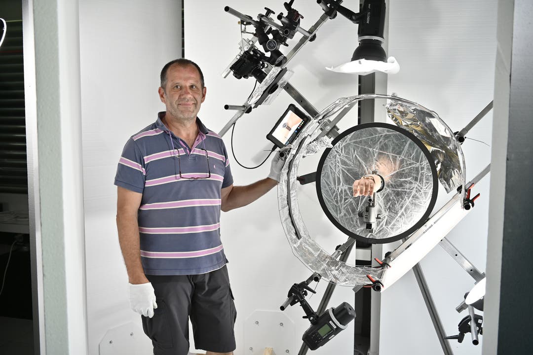 Fotograf realisiert 360 Grad-Videos Beat Stebler mit seiner Einrichtung, um Uhren zu fotografieren.