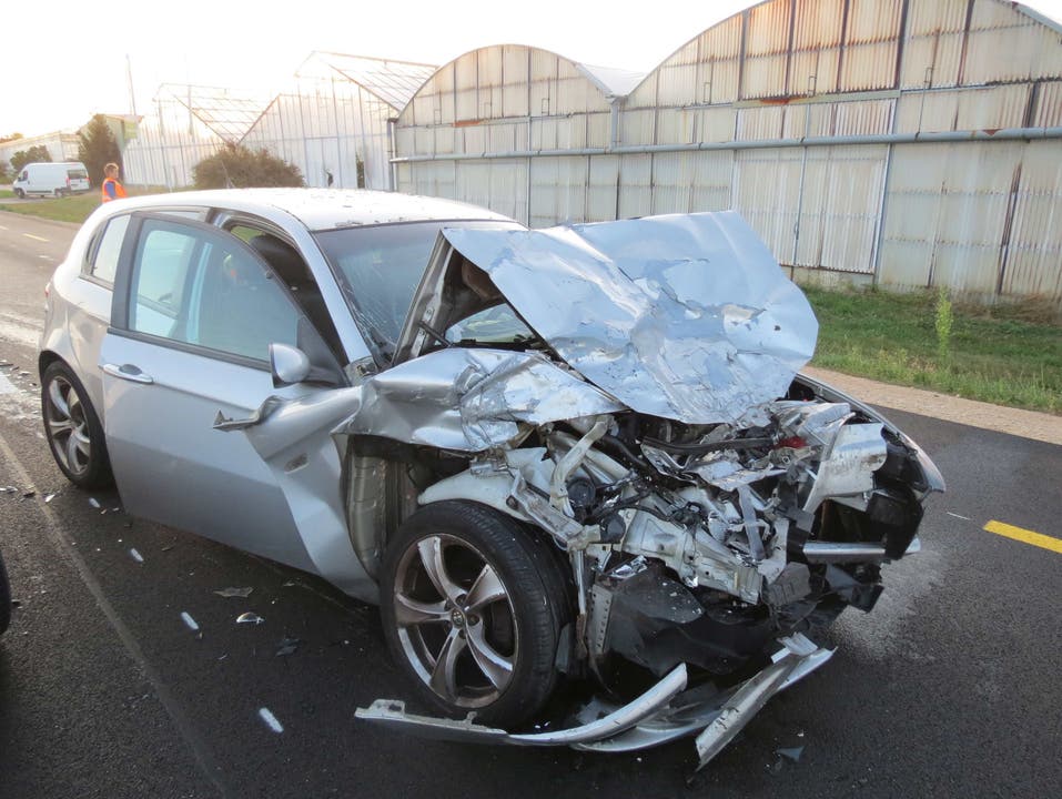 Kaisten AG, 19. September: Ein 56-jähriger Autofahrer löste eine Kollisionen aus, weil er eine stehende Kolonne zu spät erkannte. Vom Auffahrunfall waren vier Autos betroffen, an denen ein Sachschaden von 50'000 Franken entstand.