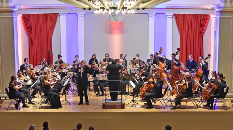 Stadtorchester gibt Serenade im Freibad