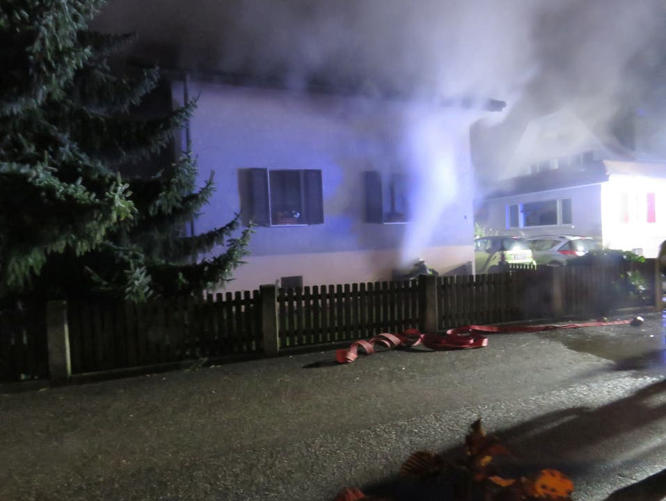 Buchs AG, 8. November: Ein Brand im Keller eines Einfamilienhauses hat späten Freitagabend einen hohen Sachschaden verursacht. Zwei Personen mussten zur Kontrolle ins Spital, konnten aber bald wieder gehen.