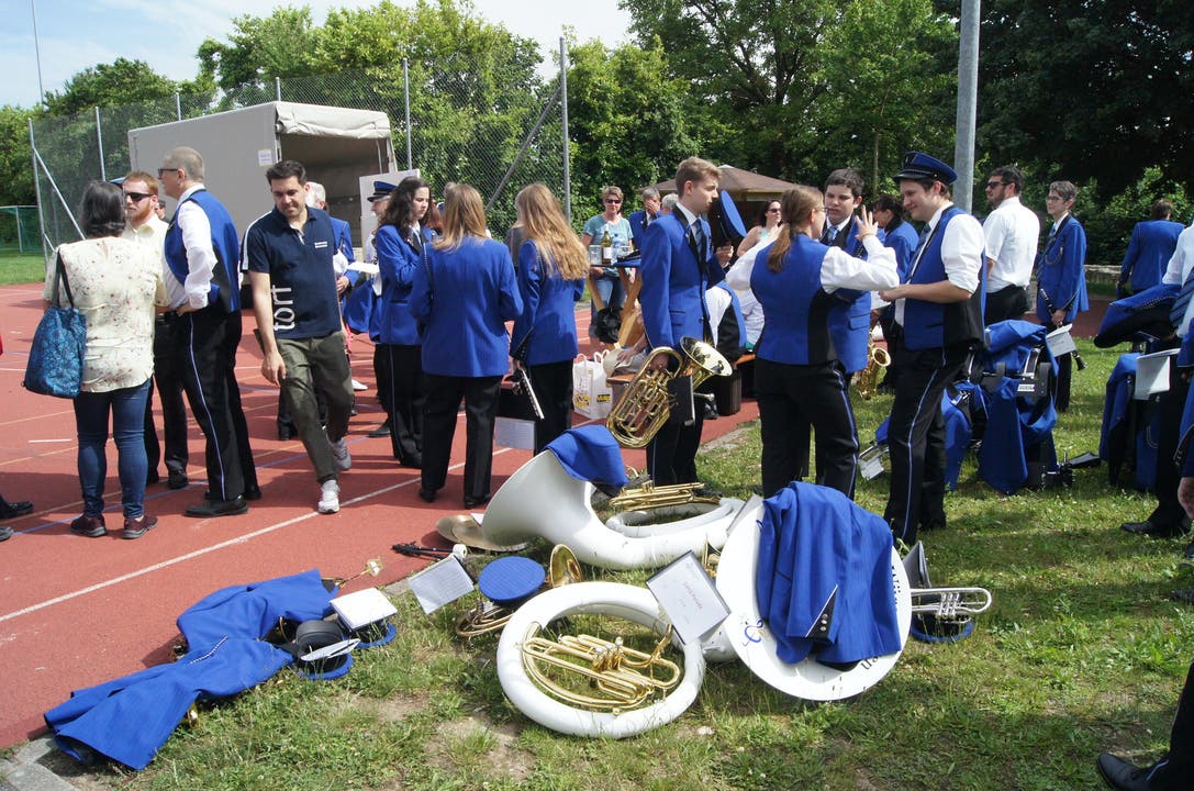 Battle of the Bands im Birmenstorf Die Würenlinger Musikanten warten auf ihren Marschmusik-Einsatz.