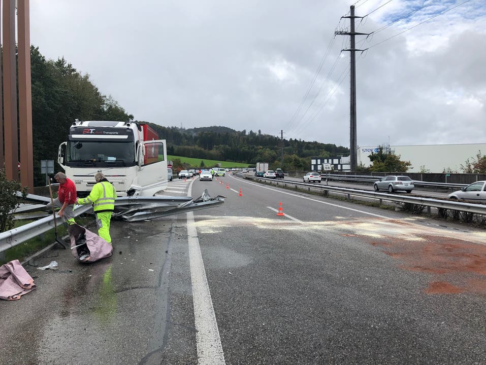 A1/Kölliken AG, 5. Oktober: Eine Frau verlor die Kontrolle über ihr Auto, prallte in einen Lastwagen, der wiederum die Leitplanke rammte.