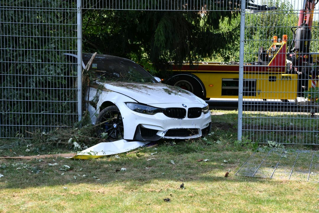 Rheinfelden, 29. August: Ein Autofahrer, der auf der Riburgerstrasse in Richtung Autobahnanschluss unterwegs war, kam von der Fahrbahn ab und prallte mit seinem BMW gegen eine Umzäunung der Sportanlagen.