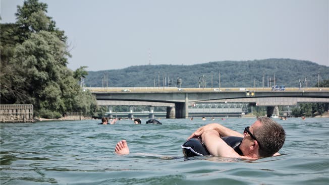Bei Temperaturen von über 30 Grad Celsius erfreut sich in diesen Tagen so manch einer am kühlen Nass des Rheins – hier in Basel. Archiv