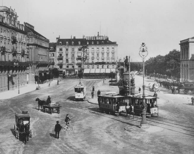 Tram um 1900 auf dem Zürcher Bahnhofplatz: Am Anfang war das Rösslitram, doch um 1900 fuhren auch schon elektrische Strassenbahnen durch Zürich.