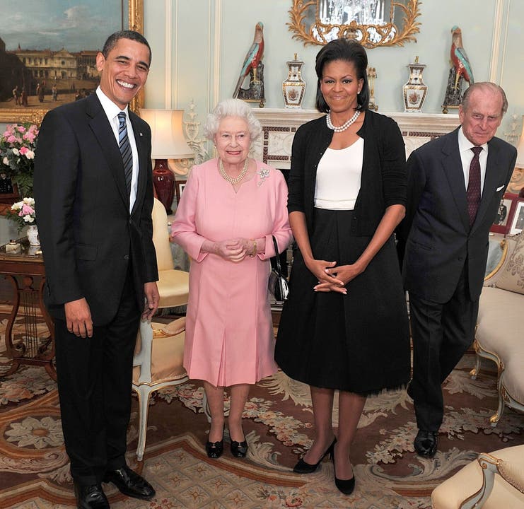 Am 1. April 2009 empfängt sie den US-Präsidenten und dessen Gemahlin Michelle im Buckingham-Palast.
