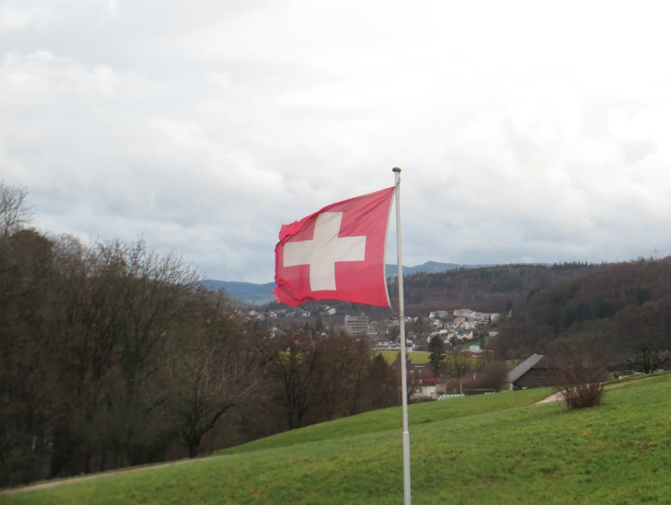 undefined Hier die Fahne von der Schweiz, doch alle Fahnen in dieser Welt sollen uns sagen, das ist auch die Fahne vom Frieden auf Erden.