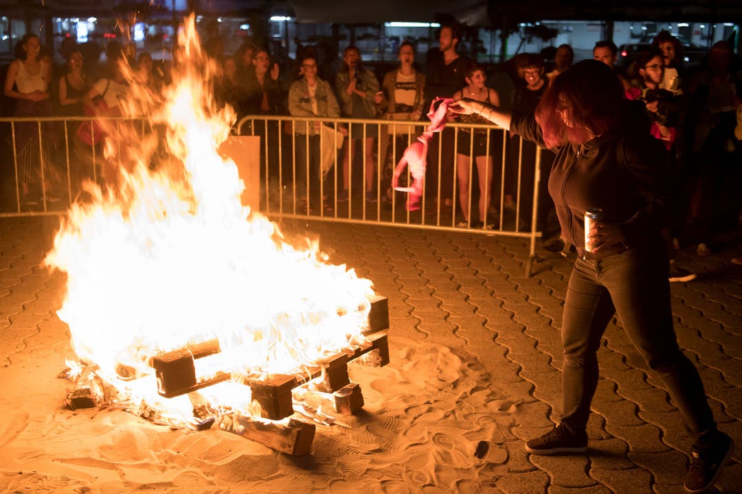 Symbolisch einen BH verbrennen: Frauenstreik in Lausanne.