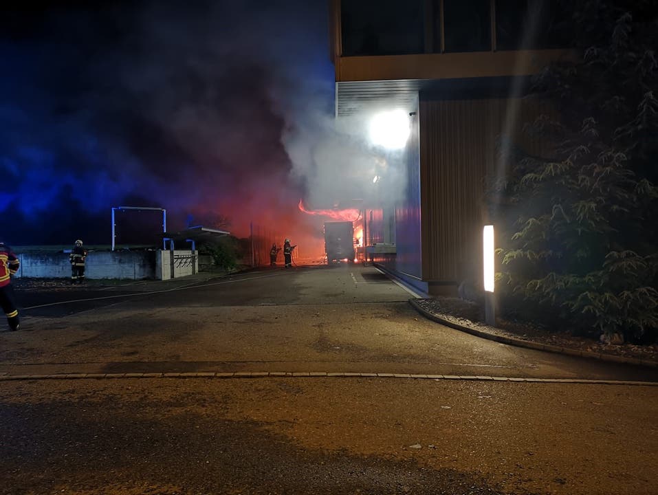 Birrhard AG, 30. Oktober: Auf dem Firmengelände der Weinkeller Riegger AG brach ein Feuer aus. Feuerwehr und Polizei war mit einem Grossaufgebot vor Ort. Verletzt wurde niemand. Der Sachschaden dürfte beträchtlich sein.