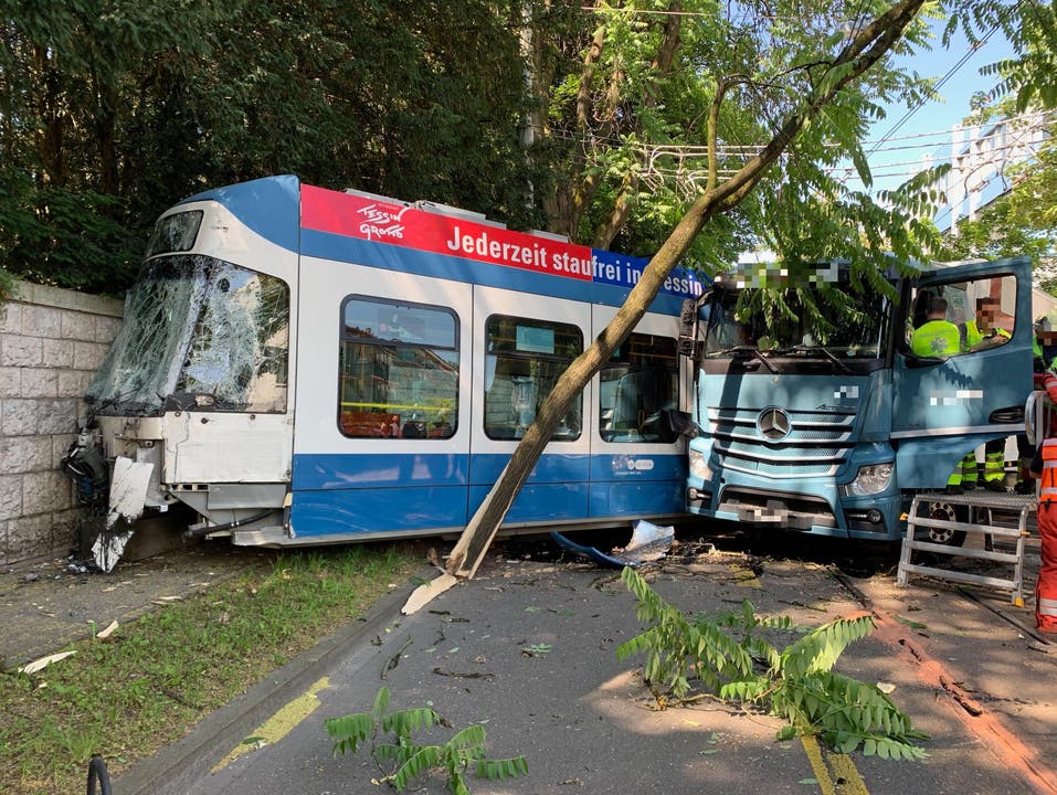 Zürich, 28. Juni: In Zürich ist am Freitagmorgen ein Lastwagen mit einem Tram kollidiert. Dieses entgleiste daraufhin und prallte in einen Baum. Mehrere Personen wurden verletzt.
