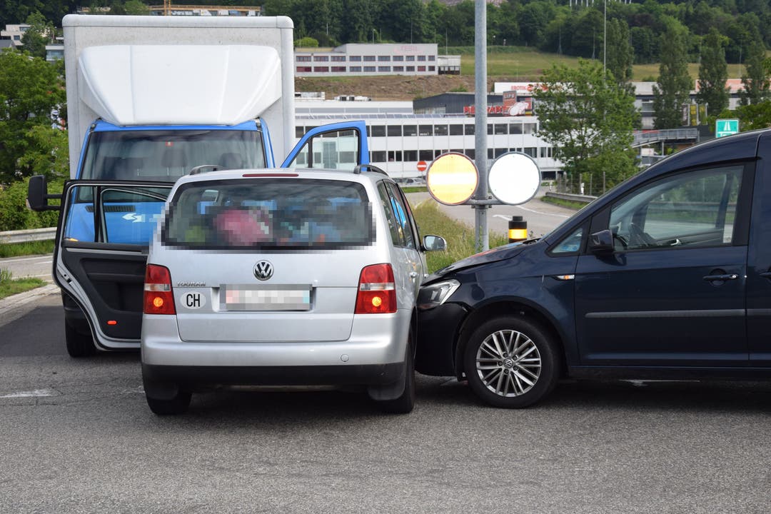 Egerkingen SO, 27.Mai: Eine Autolenkerin übersieht beim Abbiegen einen Lieferwagen. Das Auto wird zudem in einen stehenden Lieferwagen geschoben.