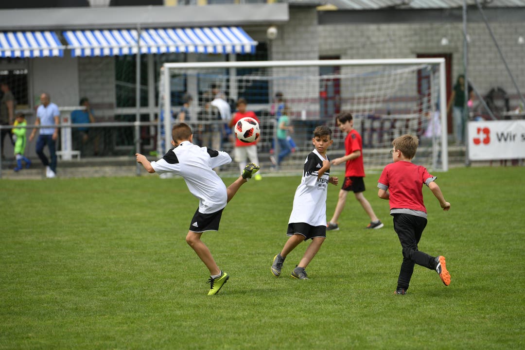 Schülerturnier Grenchen Schülerturnier des FC Grenchen 15 mit 50 Mannschaften rund 400 Kinder, die in verschiedenen Kategorien gegeneinander spielen.