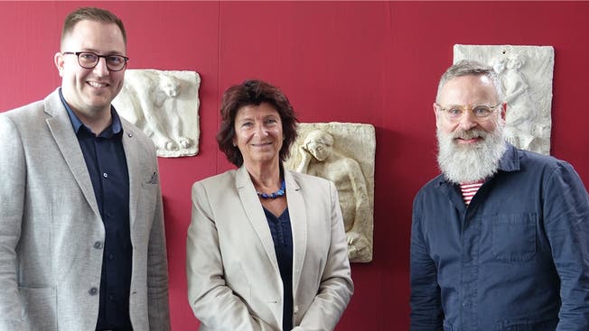 Rudolf Velhagen (r.) mit Nachfolger Marc Philip Seidel und Antoinette Eckert, Präsidentin der Eduard-Spörri-Stiftung.