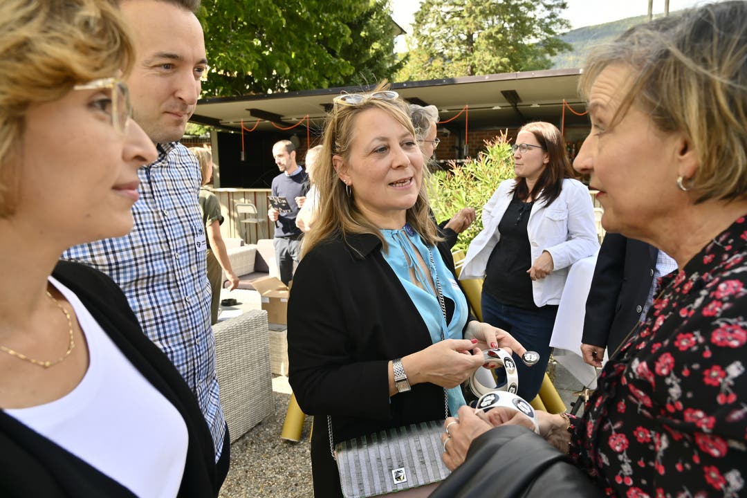  Eröffnungsapéro im Garten des Parktheaters, Myriam Brotschi Aguiar im Gespräch mit Elisabeth Egli, links Nathalie Meier Moreno und Simon Klaus.