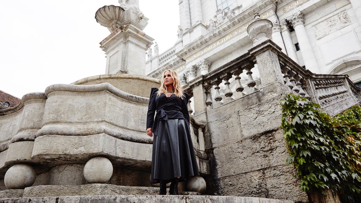  Rockstar Anastacia posiert vor St. Ursen.