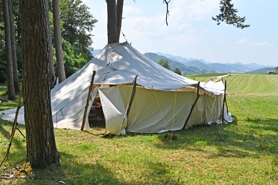 Während des Lagers schlafen sie in diesem Zelt am Waldrand.