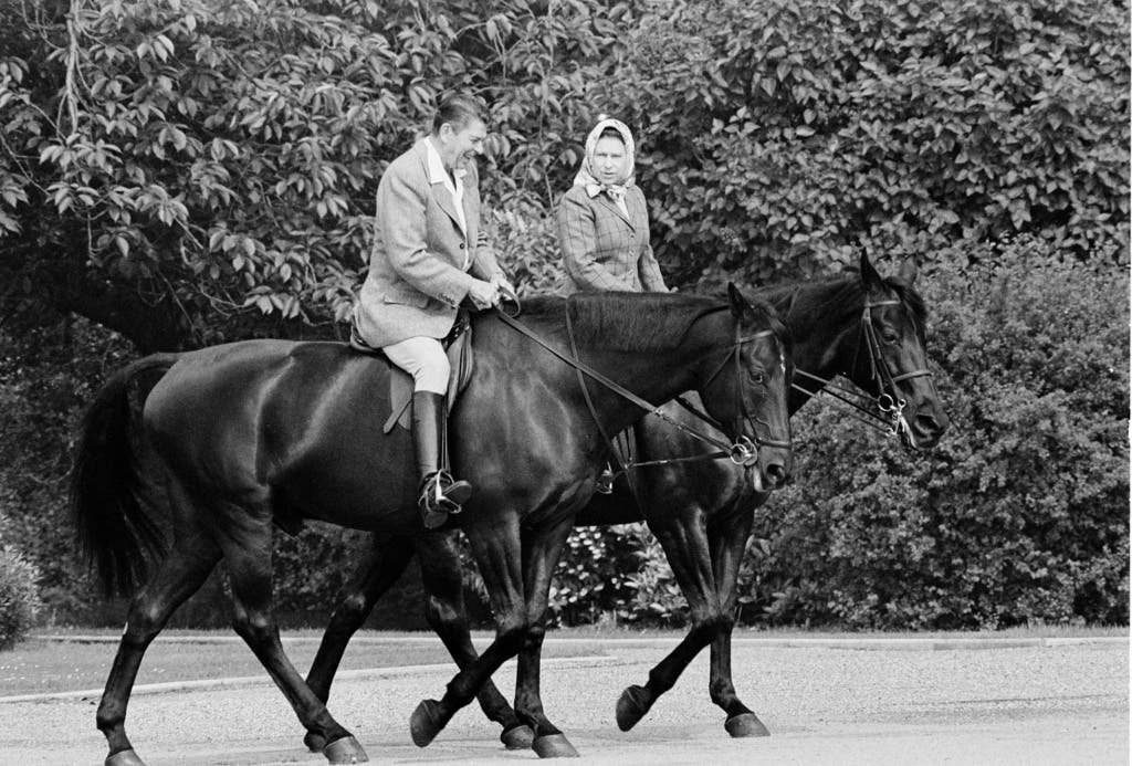 Ausritt mit US-Präsident Ronald Reagan 1982. Die Queen reitet ihr Pferd Burmese während 18 Jahren an der alljährlichen Militärparade zu Ehren des Geburtstags des britischen Monarchen.