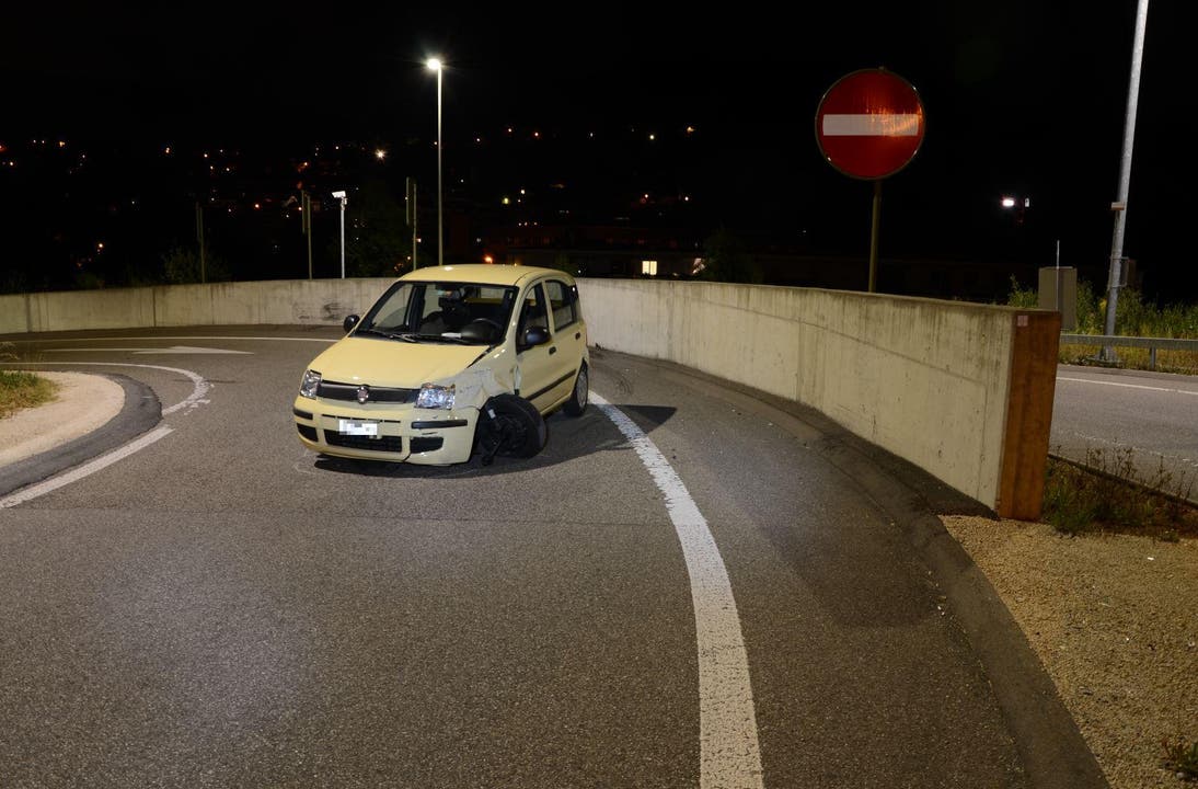 Füllinsdorf BL, 9. Juli: Auf der Flucht vor der Polizei ist ein unter Drogeneinfluss stehender junger Autofahrer in der Nacht auf Dienstag in eine Betonmauer gekracht.
