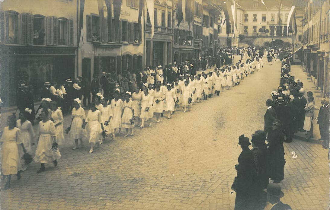 1914 tragen die Mädchen keine strengen Biedermeierli.