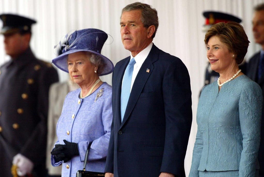 Einer ihren umstrittensten Gäste: Im November 2003 empfängt Elizabeth George Bush und dessen Gattin Laura. Zehntausende Menschen protestieren in London gegen den US-Präsidenten und den Irakkrieg.