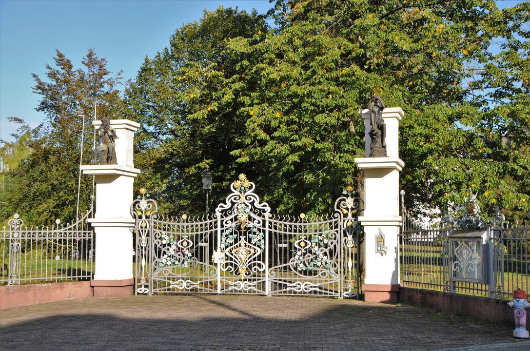Der Eingang zum geschlossenen Schlosspark.