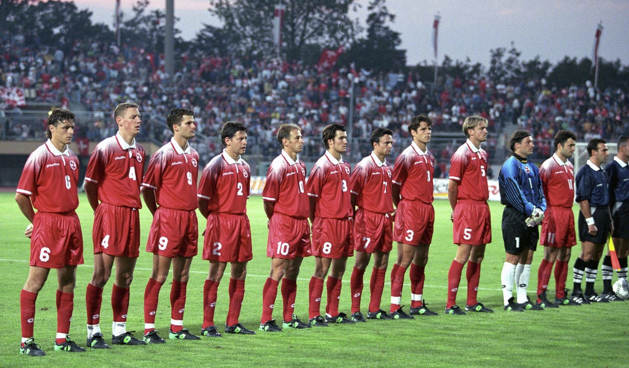  Hier trug Stefan Wolf die Nr. 5: Die Schweizer Nati am 6. September 1997 in Lausanne. Bevor steht das WM-Qualispiel gegen Finnland - welches die Schweiz mit 1:2 verlieren wird.