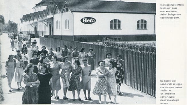 Italienische Arbeiterinnen auf dem Heimweg. Die Fröhlichkeit wirkt etwas propagandistisch. Bild: Archiv Museum Burghalde/zvg