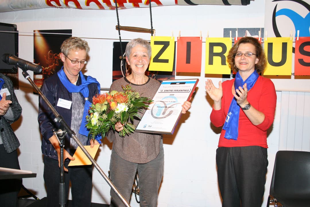 Hildegard Muntwyler, Circus Monti, wurde der Sanitas-Frauenpreis verliehen. Im Bild von links: Vroni Peterhans (Co-Präsidentin Aargauischer Katholischer Frauenbund), Hildegard Muntwyler und Sybille Bader Biland (Präsidentin Kommission Sanitas). November 2008