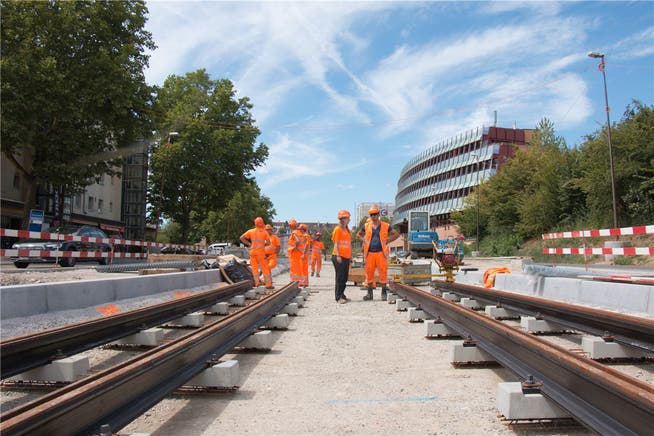 Beim Bau der Limmattalbahn werden auch Werkleitungen erneuert, die der Stadt Schlieren gehören. Bild: Fabienne Eisenring (12. August 2018)