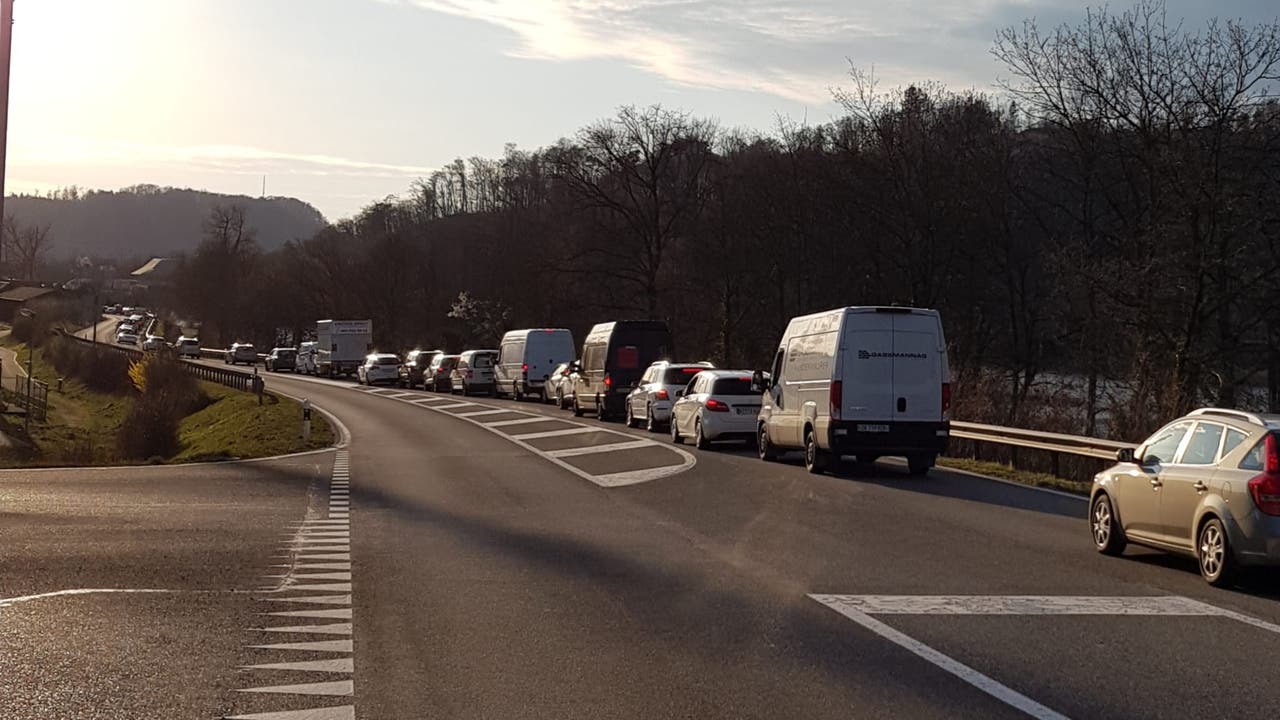 17.40 Uhr: Stau auf der Umfahrungsstrasse auf Höhe Ausfahrt Koblenz in Richtung Bad Zurzach.