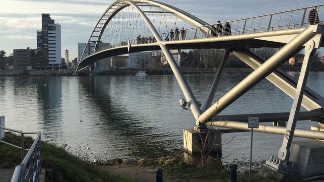 Nach Anrufen von Dritten, erkannten Polizeistreifen das Boot bei der Dreiländerbrücke. (Archiv)