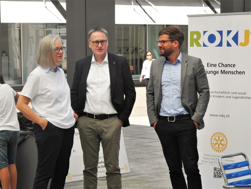 Ebenfalls anwesend (von links): Carol Hofer, Vorstandsmitglied des Vereins ROKJ Limmattal, Stadtpräsident Roger Bachmann und Stadtrat Philipp Müller.