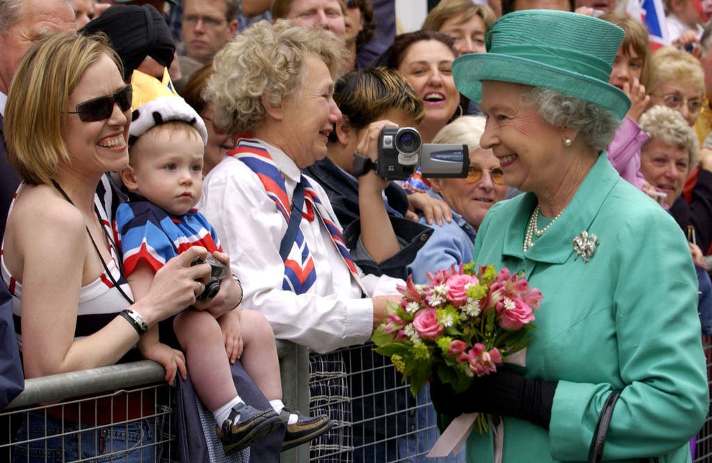 Im selben Jahr feiert die Queen das goldene Thronjubiläum: Sie ist seit 50 Jahren Monarchin. Aus diesem Anlass reist sie in diverse Commonwealth-Staaten und durch das Vereinigte Königreich.