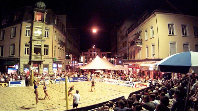 Zu Beginn der 2000er-Jahre spielte die nationale Beachvolleyball-Elite Jahr für Jahr im Zentrum von Baden. Bild: Archiv/Sehstoff