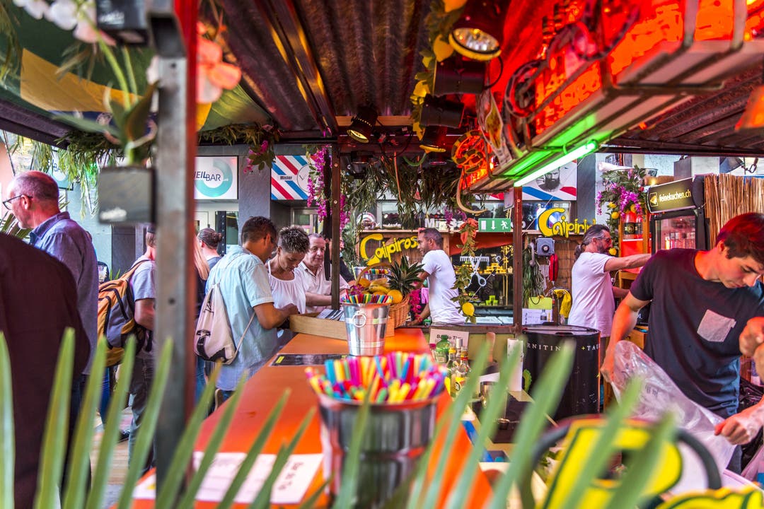 Die verschiedenen Bars schenken so einiges an Alkohol aus während dem Stadtfest