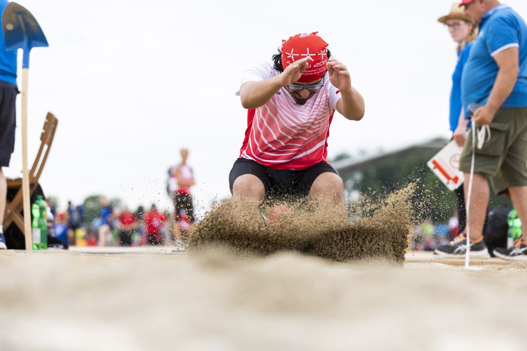 Ab in den Sand: Ein Athlet des BSC Wohlen beim Weitsprung.