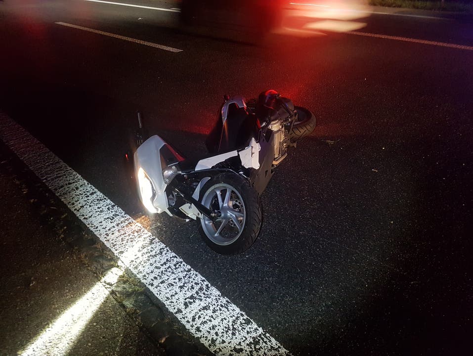 Schafisheim AG, 11. September: Am frühen Morgen kollidierte eine Autofahrerin (22) beim Spurwechsel auf der Autobahn A1, Richtung Zürich, mit einem korrekt fahrenden Motorradfahrer. Dieser stürzte und wurde verletzt ins Spital gebracht.
