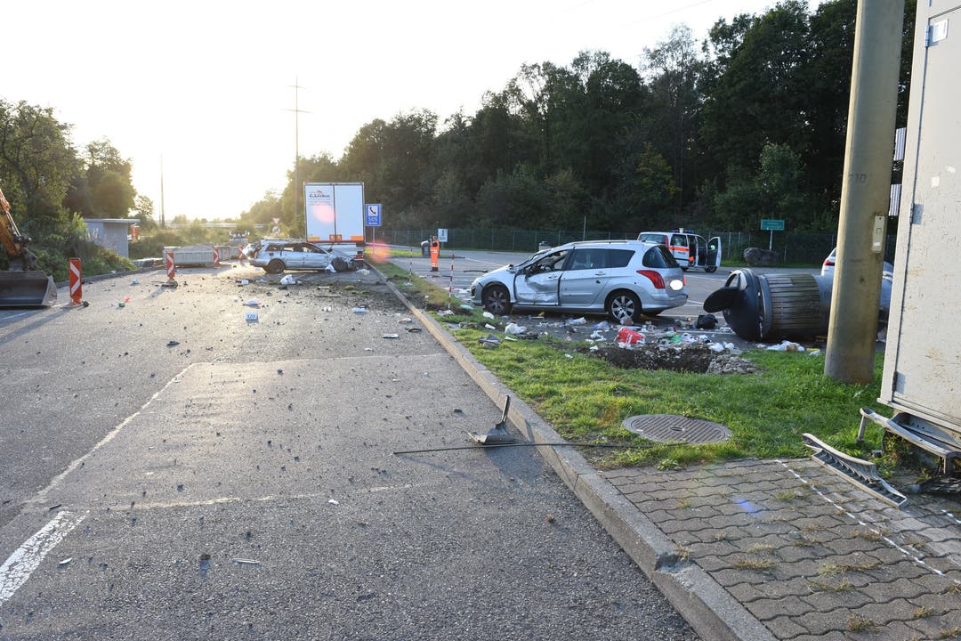 Bassersdorf ZH, 04. Oktober: Mit hohem Tempo geriet die Autolenkerin gegen einem Erdwall.