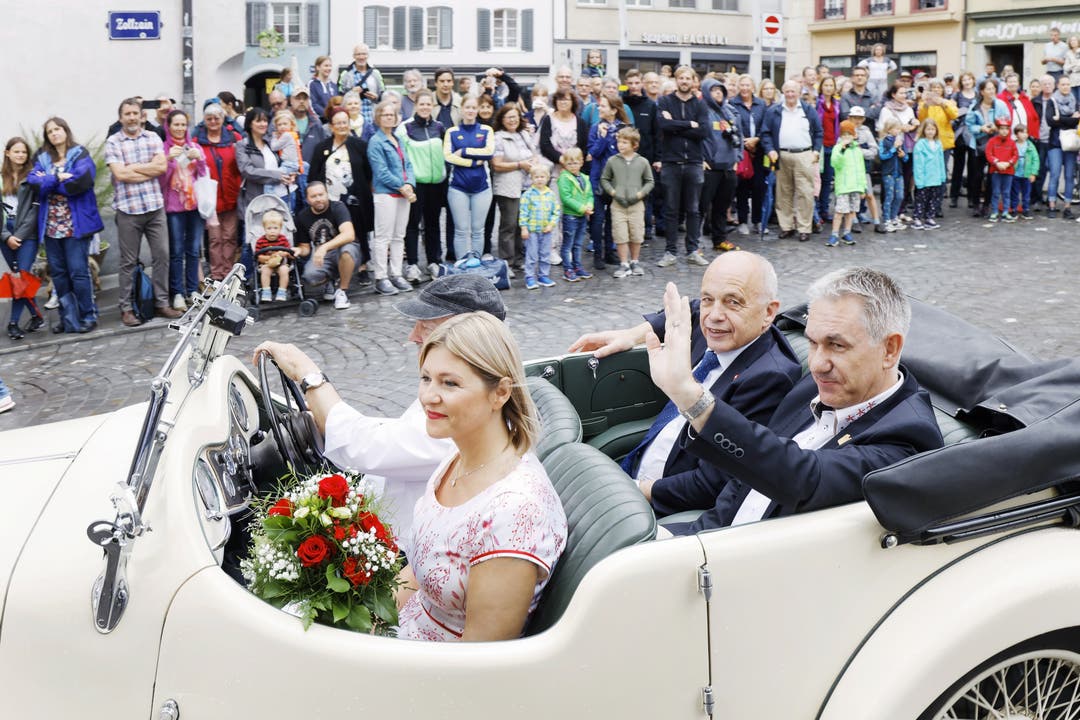 Bundespräsident Ueli Maurer und Regierungsrat Alex Hürzeler fahren im Oldtimer-Cabriolet durch den von Tausenden von Besuchern gesäumten Umzug.