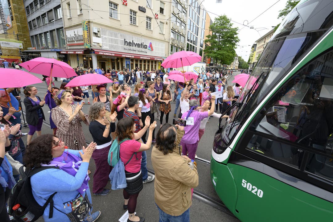 Den Slogan «Wenn Frau will, steht alles still» etwas zu wörtlich genommen: Am Freitag wurde mehrfach der öffentliche Verkehr in Basel absichtlich blockiert.
