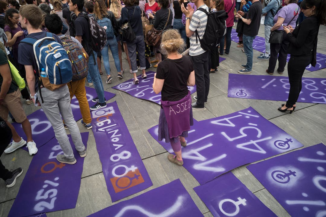 Frauen und Männer demonstrieren vor dem Bundeshaus am Tag des Frauenstreiks am Freitag, 14. Juni 2019 in Bern.