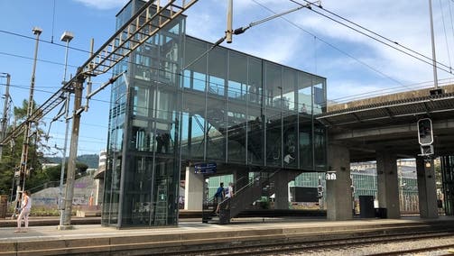Die zwei Lifte am Schlieremer Bahnhof müssen wegen der Hitze ausser Betrieb.