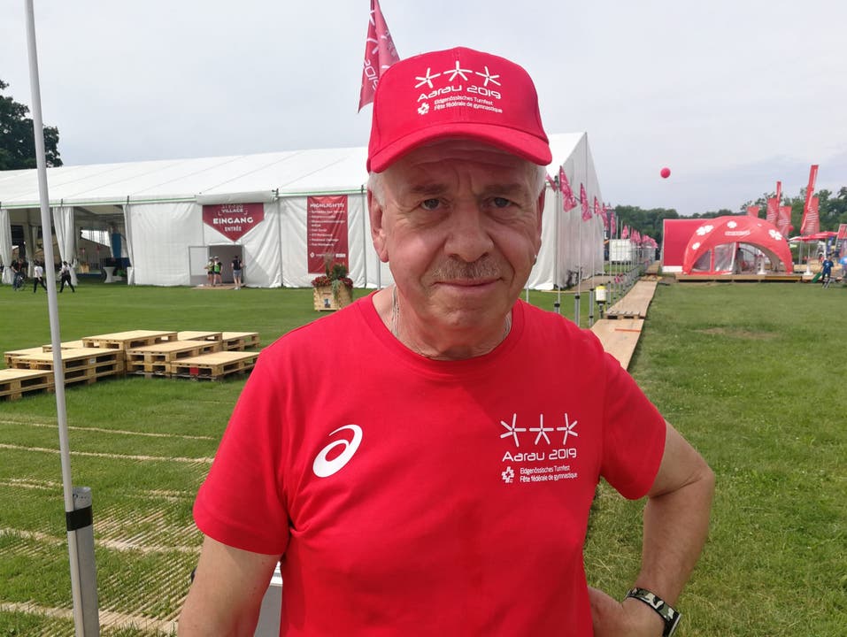 Hans-Peter Müller, 63, Aarau «Ich bin zum ersten Mal als Helfer beim Turnfest. Die Stimmung unter uns ist super und mir macht das Helfen Spass.»