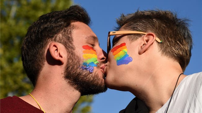 Küssen erlaubt: Schwule sollten ihre Zuneigung nicht nur bei Demos in der Öffentlichkeit zeigen. (Keystone / Boris Pejovic)