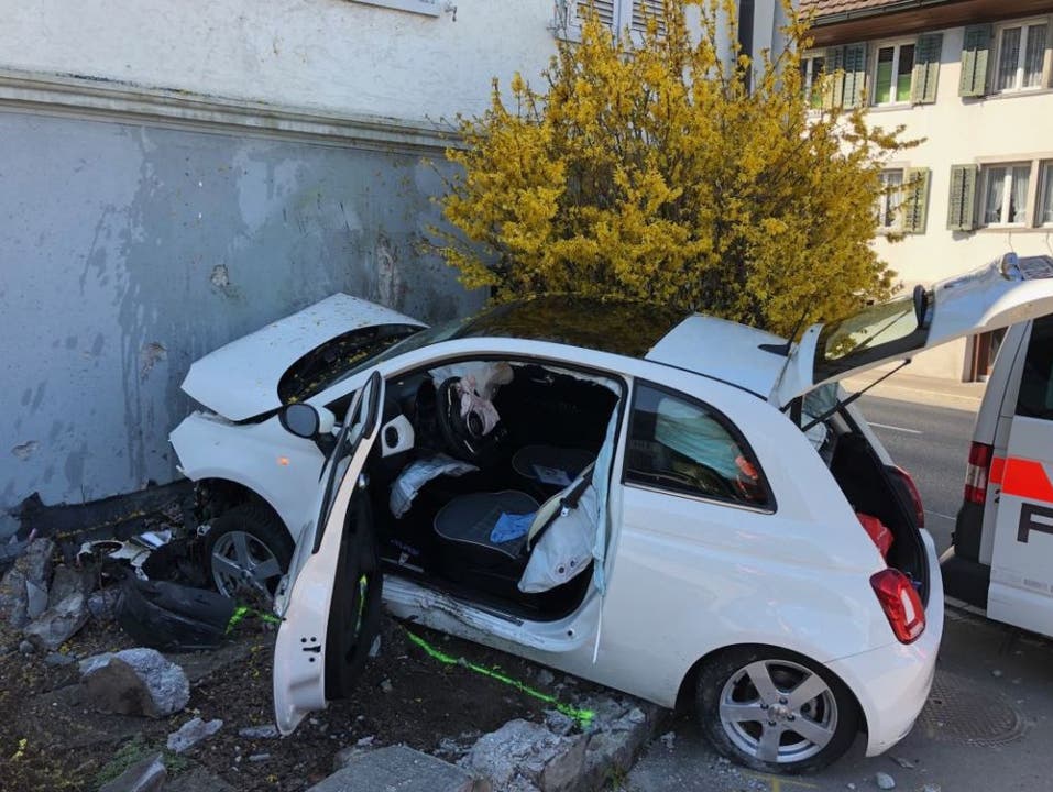 Schübelbach SZ, 31. März: Ein Autofahrer ist bei einem Unfall ums Leben gekommen. Der 67-Jährige kam aus ungeklärten Gründen von der Strasse ab und fuhr frontal gegen eine Hausmauer.