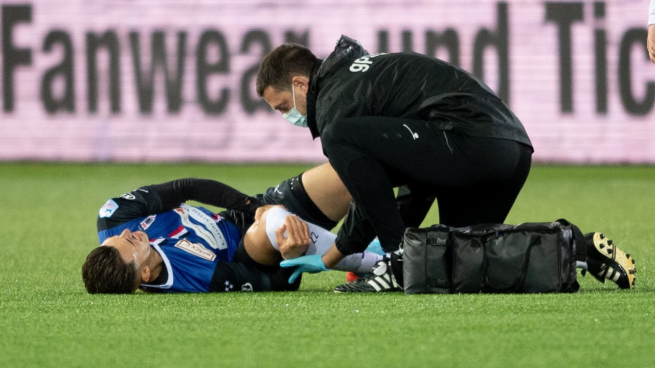 FCA-Neuzugang Arijan Qollaku muss sich nach der Verletzung auswechseln lassen und verlässt die Stockhorn Arena in Richtung Spital. Eine Diagnose steht noch aus.