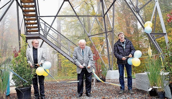 Urs Bosisio (v. l.), Marcel Geissmann und Stephan Nauer, der Präsident der Ortsbürgerkommission, eröffnen den sanierten Turm.